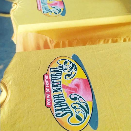 Uniforme com policromia