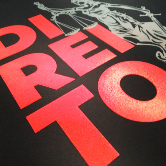 Estampa em relevo para camisa universitária.