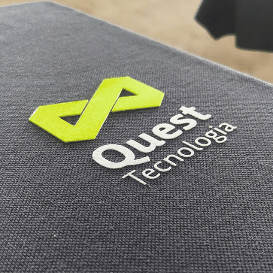 Estampa com efeito relevo.